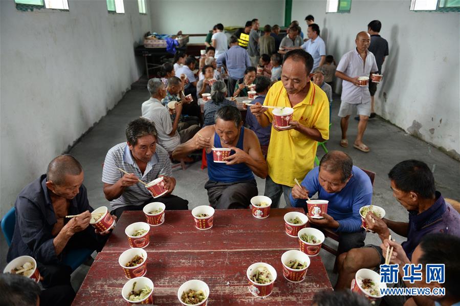 （在習近平新時代中國特色社會主義思想指引下&mdash;&mdash;新時代新作為新篇章&middot;習近平總書記關(guān)切事&middot;圖文互動）（9）遮風雨 送安穩(wěn)&mdash;&mdash;受災(zāi)群眾轉(zhuǎn)移安置中的暖心故事