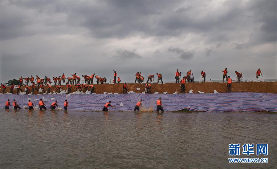 (防汛抗洪·圖文互動(dòng))(1)抗洪長堤上的“三件寶”