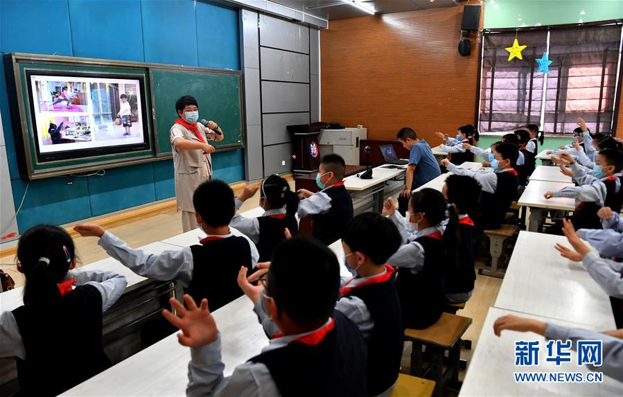 (新華全媒頭條·圖文互動(dòng))(18)“美麗的中國(guó)夢(mèng)屬于你們”——以習(xí)近平同志為核心的黨中央關(guān)心少年兒童工作紀(jì)實(shí)