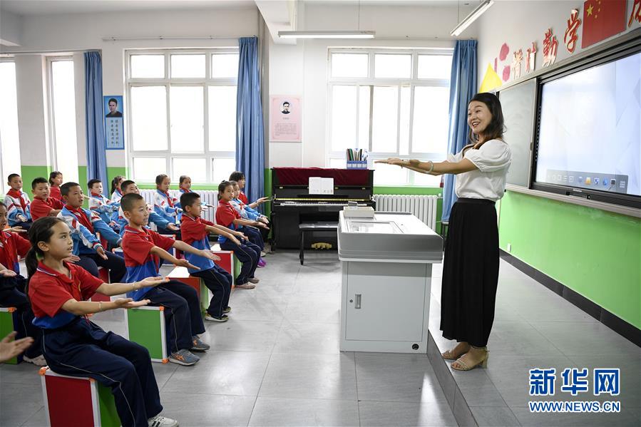 (新華全媒頭條·走向我們的小康生活·圖文互動(dòng))(15)23萬(wàn)人的命運(yùn)轉(zhuǎn)折——我國(guó)最大易地生態(tài)移民安置區(qū)的脫貧密碼