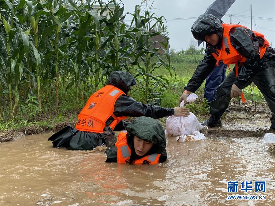(新華全媒頭條·圖文互動)(4)青春出列——暴雨洪峰中的熱血成人禮