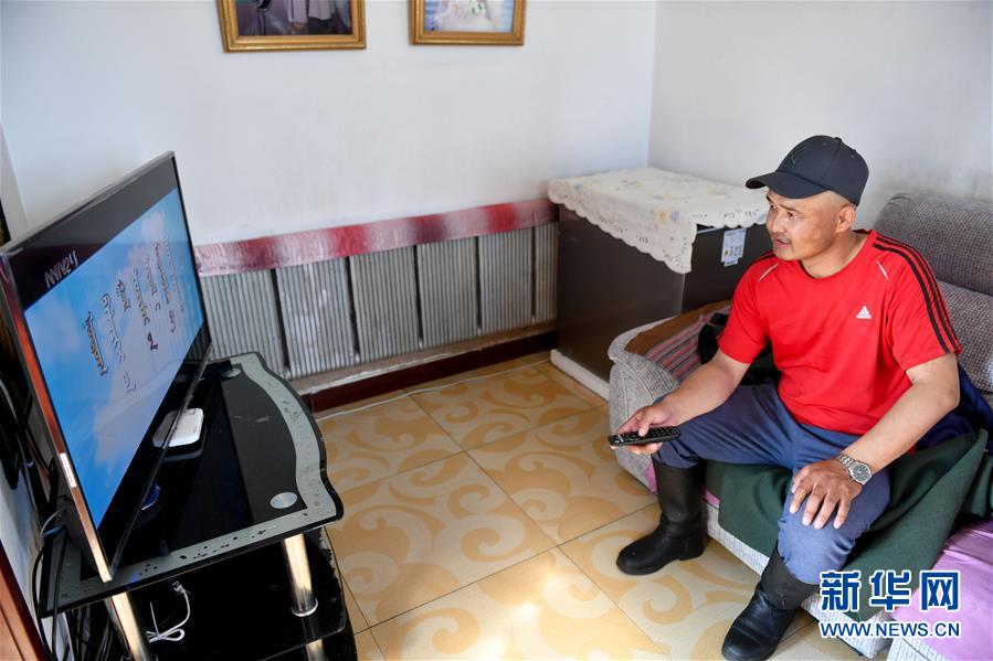 （走向我們的小康生活&middot;圖文互動）（3）草原有了網(wǎng)，手機(jī)能放羊&mdash;&mdash;看呼倫貝爾大草原牧民生活變了樣 