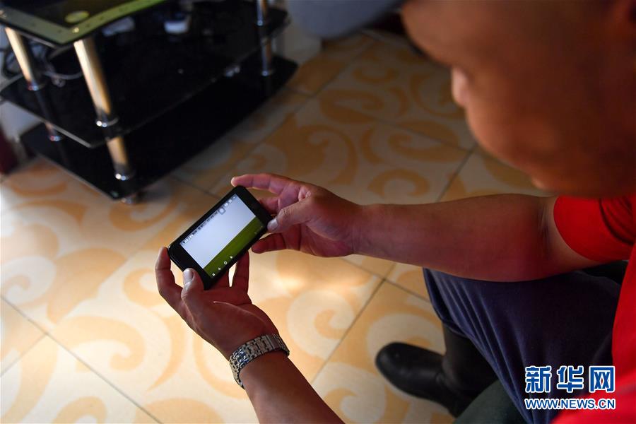 （走向我們的小康生活&middot;圖文互動）（4）草原有了網(wǎng)，手機(jī)能放羊&mdash;&mdash;看呼倫貝爾大草原牧民生活變了樣 