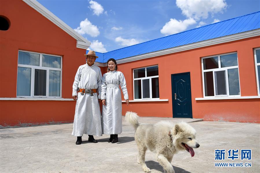 （走向我們的小康生活&middot;圖文互動）（6）草原有了網(wǎng)，手機(jī)能放羊&mdash;&mdash;看呼倫貝爾大草原牧民生活變了樣 