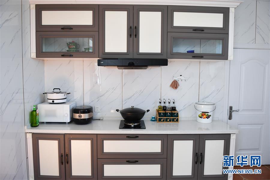 （走向我們的小康生活&middot;圖文互動）（7）草原有了網(wǎng)，手機(jī)能放羊&mdash;&mdash;看呼倫貝爾大草原牧民生活變了樣 