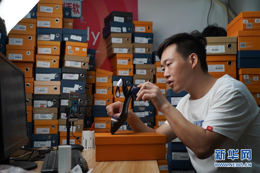 (民生直通車·圖文互動)(1)生產(chǎn)線“突圍” 創(chuàng)新領(lǐng)跑“下一站”——“中國女鞋之都”轉(zhuǎn)型升級之路