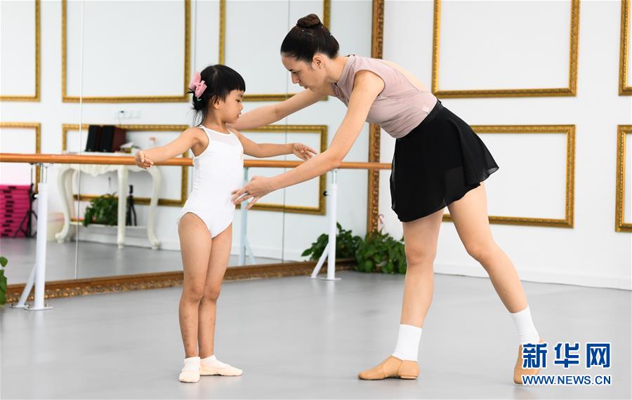 （在習(xí)近平新時(shí)代中國特色社會主義思想指引下&mdash;&mdash;新時(shí)代新作為新篇章&middot;習(xí)近平總書記關(guān)切事&middot;圖文互動(dòng)）（10）感受開放新魅力&mdash;&mdash;海南自由貿(mào)易港建設(shè)開局觀察