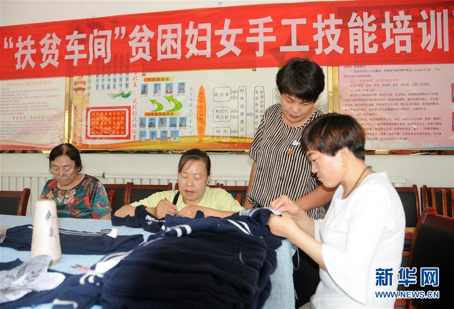 （決戰(zhàn)決勝脫貧攻堅(jiān)&middot;圖文互動(dòng)）（1）內(nèi)蒙古河套：一雙巧手、一副棒針、一團(tuán)毛線(xiàn)打造貧困戶(hù)&ldquo;炕頭經(jīng)濟(jì)&rdquo;