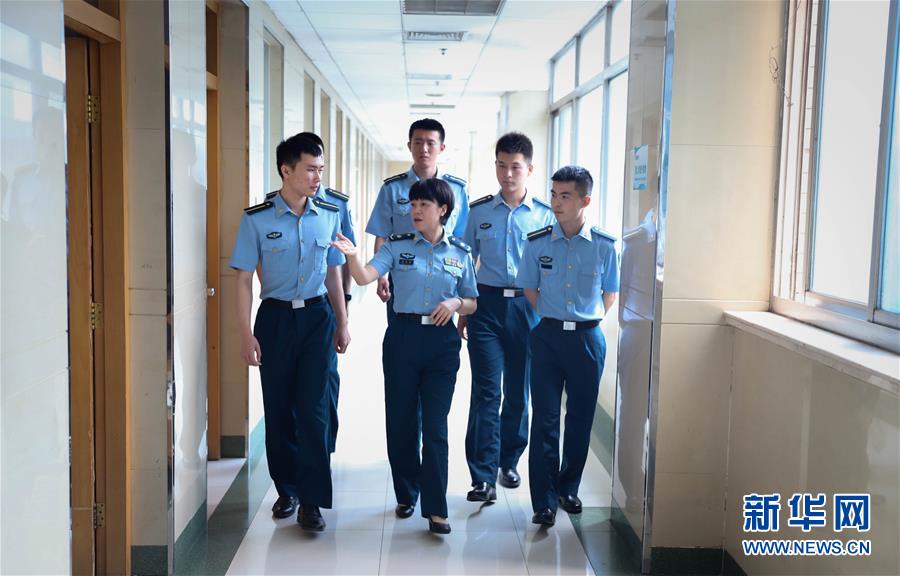 （圖文互動）（3）&ldquo;白衣戰(zhàn)士&rdquo;在沖鋒&mdash;&mdash;記&ldquo;最美新時代革命軍人&rdquo;仲月霞