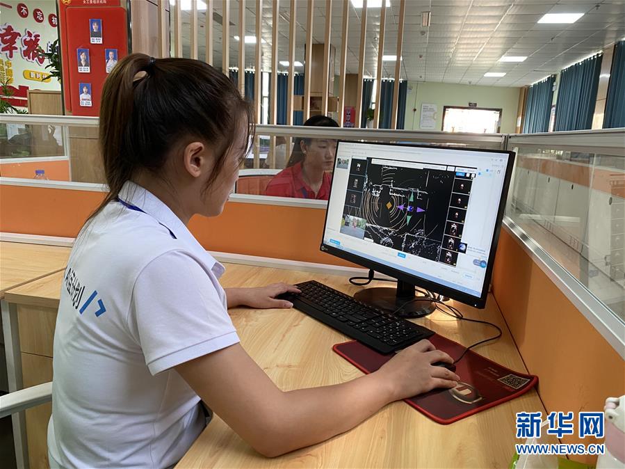 (落實(shí)“六穩(wěn)”“六保”一線見(jiàn)聞·圖文互動(dòng))(2)易地搬遷戶有了新身份——貴州萬(wàn)山扶貧安置點(diǎn)巧打“就業(yè)牌”