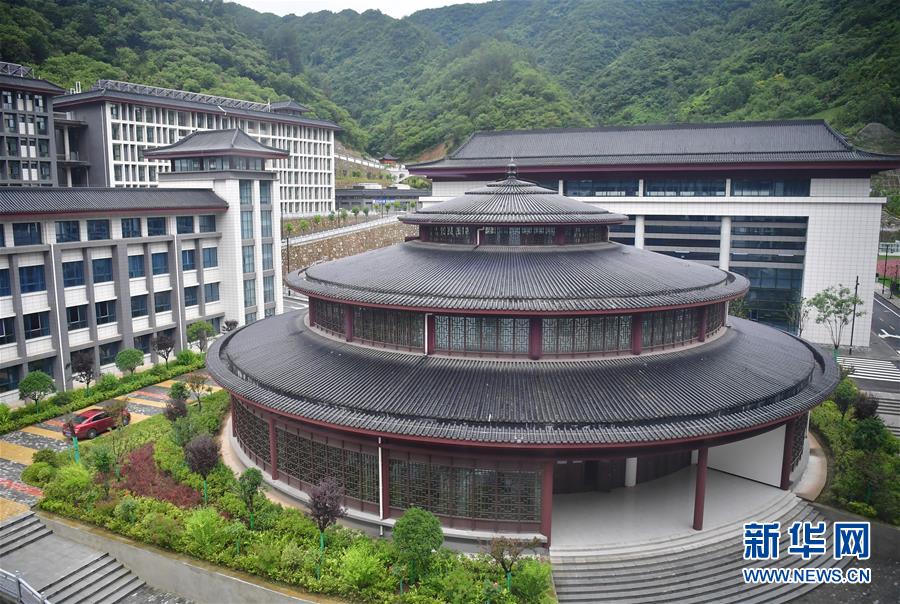 （新華視點&middot;圖文互動）（4）學(xué)校建漂亮點本無錯，為何這所&ldquo;豪華中學(xué)&rdquo;讓人困惑？