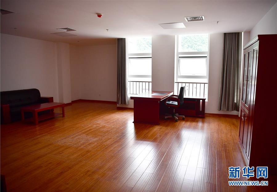 （新華視點&middot;圖文互動）（6）學(xué)校建漂亮點本無錯，為何這所&ldquo;豪華中學(xué)&rdquo;讓人困惑？