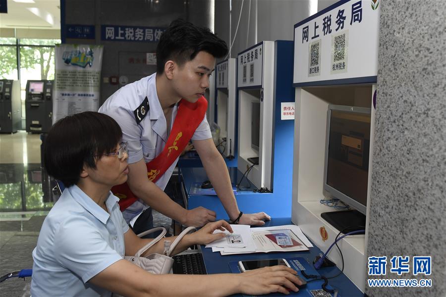 (新華全媒頭條·總書(shū)記推動(dòng)的改革身邊事·行政體制改革篇·圖文互動(dòng))(9)特寫(xiě):追問(wèn)“一件事”