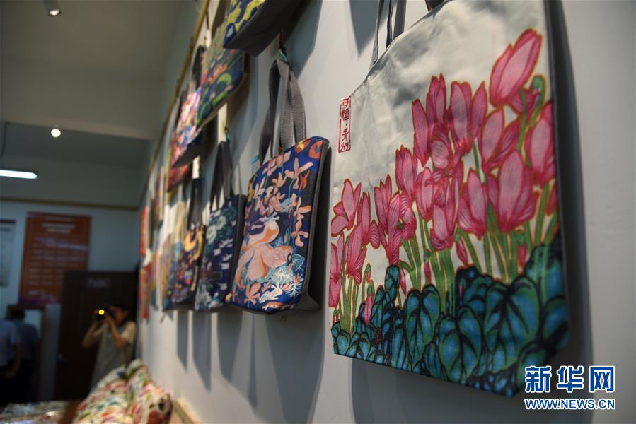 （走向我們的小康生活&middot;圖文互動(dòng)）（7）放下鋤頭拿畫(huà)筆&mdash;&mdash;山東青州農(nóng)民畫(huà)繪出美好新生活