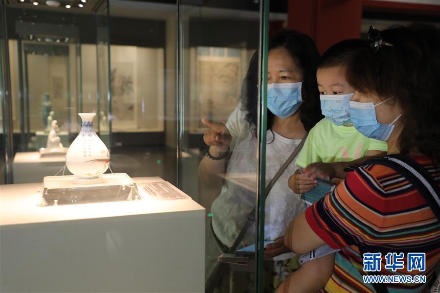 （文化視點(diǎn)&middot;聽(tīng)文物講故事&middot;圖文互動(dòng)）（1）琺瑯彩玉壺春瓶：乾隆皇帝甄選 成就舉世孤品