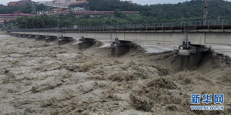(防汛抗洪·圖文互動)(2)洪水襲擊寶成鐵路涪江大橋 超8100噸“重車壓梁”護(hù)橋