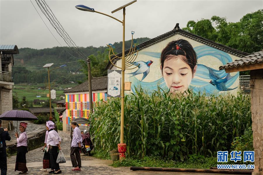 (決戰(zhàn)決勝脫貧攻堅·圖文互動)(4)眼前的生活就是詩和遠方——藝術(shù)引領(lǐng)云南傣族山村蝶變