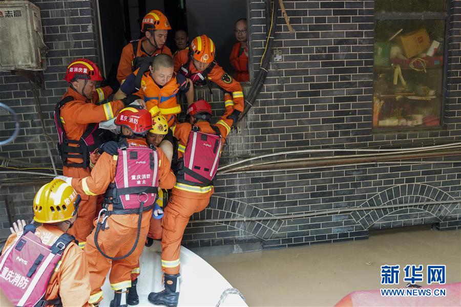 （防汛抗洪）（1）重慶：救援！在被洪水漫過(guò)的街巷之間