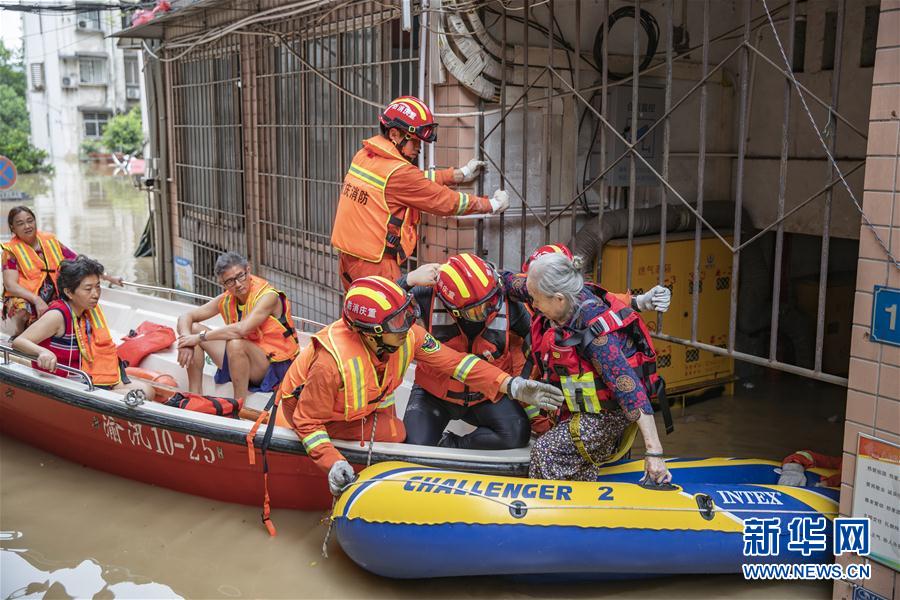 （防汛抗洪&middot;圖文互動(dòng)）（11）筑起防大汛的堅(jiān)強(qiáng)防線&mdash;&mdash;重慶防御長(zhǎng)江、嘉陵江過(guò)境洪峰現(xiàn)場(chǎng)記錄