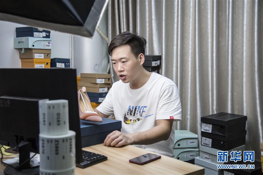 （總書記推動的改革身邊事&middot;就業(yè)創(chuàng)業(yè)改革篇&middot;圖文互動）（1）特寫：&ldquo;網(wǎng)絡(luò)主播背后是轟鳴的工廠&rdquo;&mdash;&mdash;聆聽經(jīng)濟(jì)復(fù)蘇的新訊號