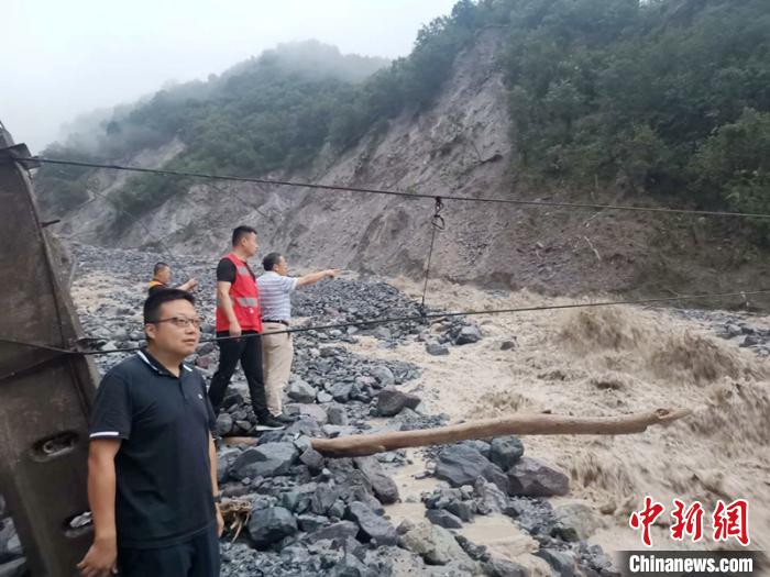 工作人員正在查勘泥石流災(zāi)情。　劉偉建 攝