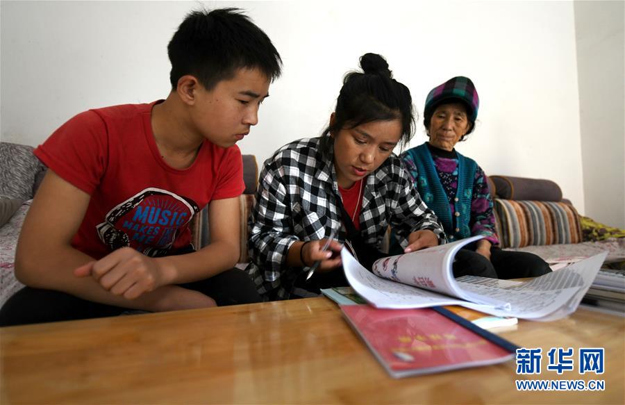 （熱點(diǎn)鮮報(bào)&middot;圖文互動(dòng)）（6）為了大涼山的下一代，她奔赴在助學(xué)路上