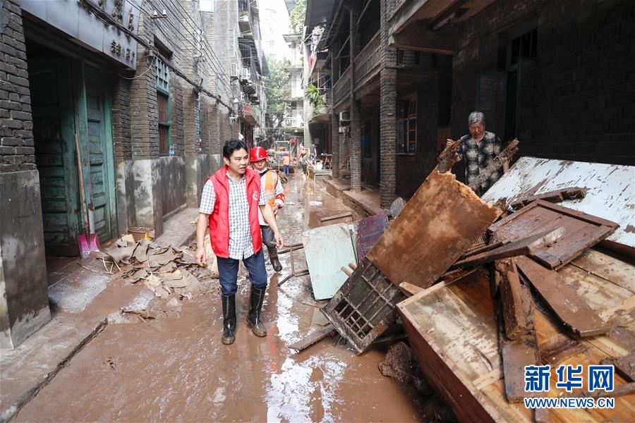 （在習(xí)近平新時(shí)代中國(guó)特色社會(huì)主義思想指引下&mdash;&mdash;新時(shí)代新作為新篇章&middot;習(xí)近平總書記關(guān)切事&middot;圖文互動(dòng)）（4）洪峰浪尖，鮮紅的黨旗高高飄揚(yáng)&mdash;&mdash;記防汛抗洪一線的共產(chǎn)黨員