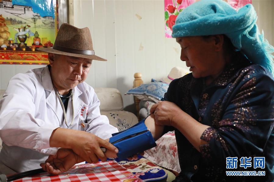 (圖文互動)(2)村醫(yī)斗拉加的堅守