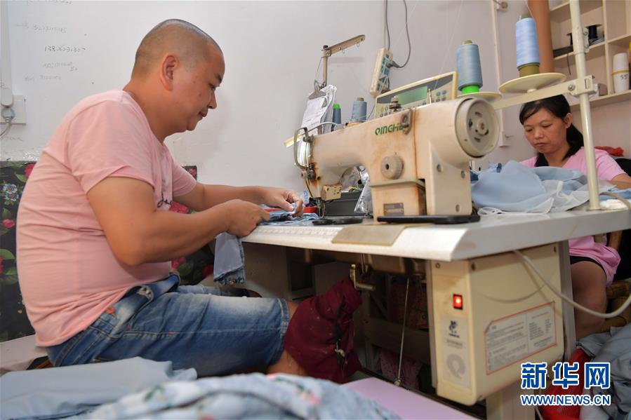 （走向我們的小康生活&middot;圖文互動(dòng)）（1）&ldquo;一件衣裳&rdquo;，藏著脫貧致富新天地