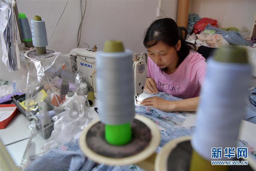 （走向我們的小康生活&middot;圖文互動(dòng)）（2）&ldquo;一件衣裳&rdquo;，藏著脫貧致富新天地