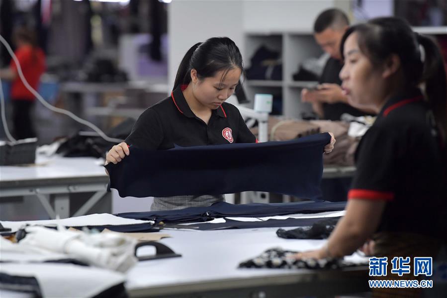 （走向我們的小康生活&middot;圖文互動(dòng)）（3）&ldquo;一件衣裳&rdquo;，藏著脫貧致富新天地