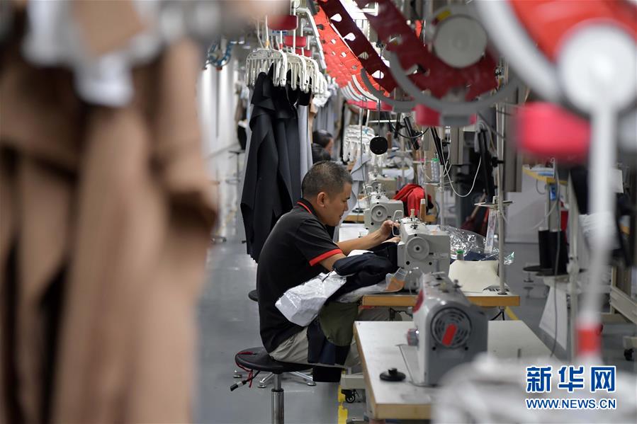 （走向我們的小康生活&middot;圖文互動(dòng)）（4）&ldquo;一件衣裳&rdquo;，藏著脫貧致富新天地