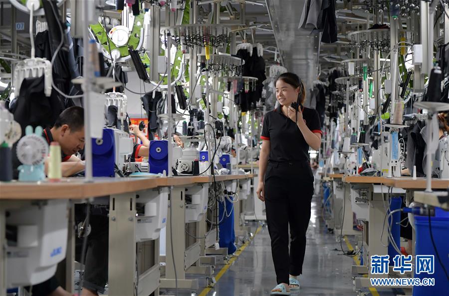 （走向我們的小康生活&middot;圖文互動(dòng)）（5）&ldquo;一件衣裳&rdquo;，藏著脫貧致富新天地