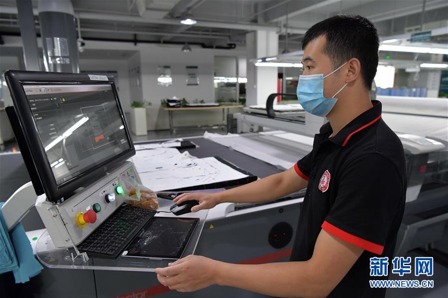 （走向我們的小康生活&middot;圖文互動(dòng)）（6）&ldquo;一件衣裳&rdquo;，藏著脫貧致富新天地