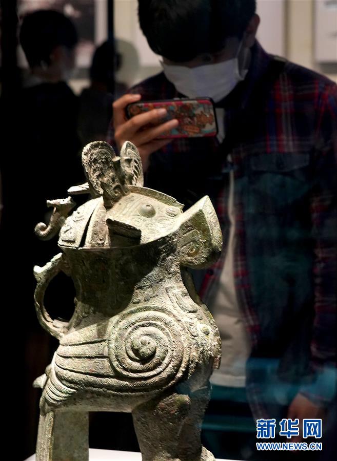 (文化視點(diǎn)·聽(tīng)文物講故事·圖文互動(dòng))(1)國(guó)寶婦好鸮尊:三千年前的“私人定制”