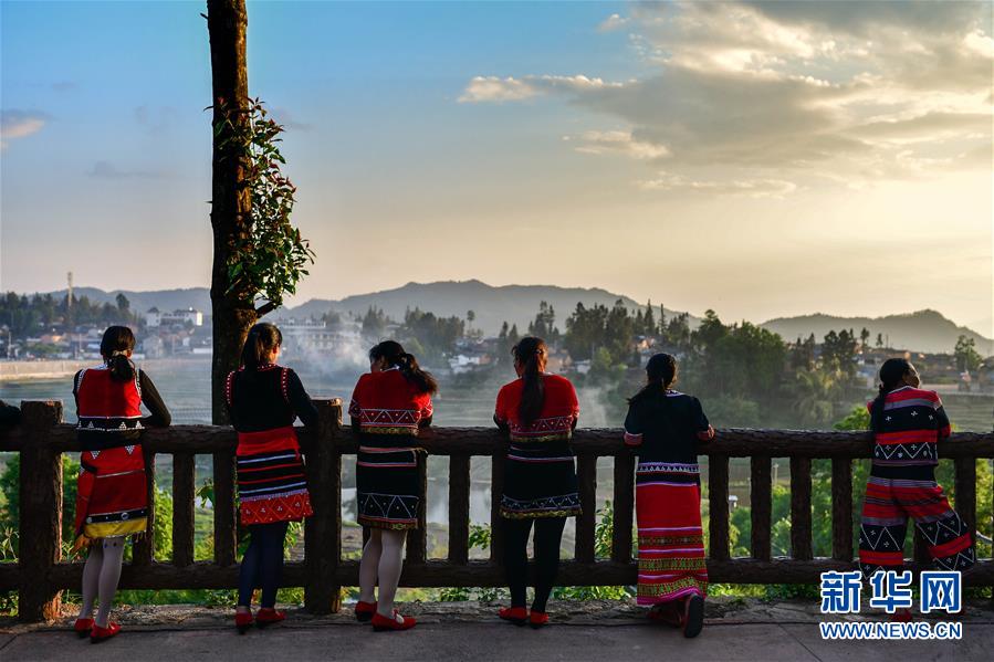 （新華全媒頭條&middot;圖文互動）（8）決戰(zhàn)決勝奪取脫貧攻堅戰(zhàn)全面勝利&mdash;&mdash;寫在第7個國家扶貧日之際