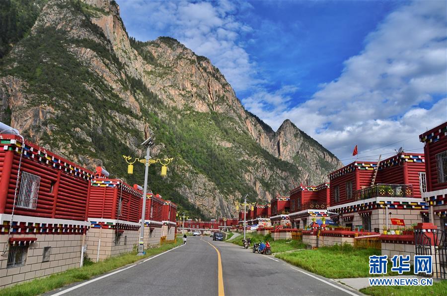 （新華全媒頭條&middot;圖文互動(dòng)）（1）命運(yùn)的轉(zhuǎn)折&mdash;&mdash;寫在四川甘孜藏族自治州建州70年之際