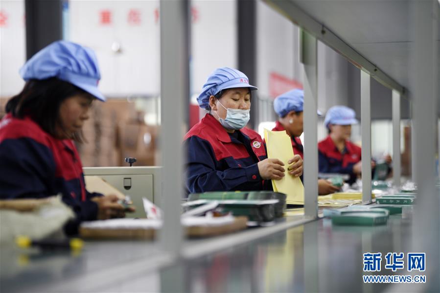 （在習(xí)近平新時代中國特色社會主義思想指引下&mdash;&mdash;新時代新作為新篇章&middot;習(xí)近平總書記關(guān)切事&middot;圖文互動）（1）&ldquo;綠色銀行&rdquo;發(fā)工資、&ldquo;股東&rdquo;分紅來敲門&hellip;&hellip;&mdash;&mdash;探索長效脫貧致富新機制見聞