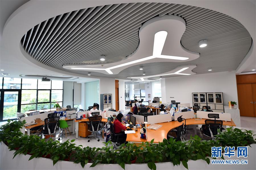 (在習(xí)近平新時(shí)代中國(guó)特色社會(huì)主義思想指引下——新時(shí)代新作為新篇章·習(xí)近平總書記關(guān)切事·圖文互動(dòng))(4)我家大門常打開——經(jīng)濟(jì)特區(qū)全方位對(duì)外開放故事