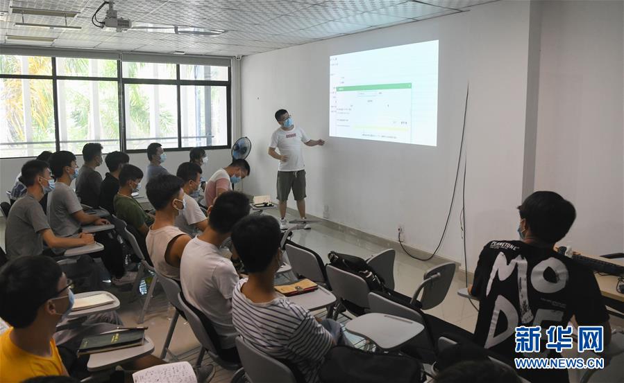 (在習(xí)近平新時(shí)代中國(guó)特色社會(huì)主義思想指引下——新時(shí)代新作為新篇章·習(xí)近平總書記關(guān)切事·圖文互動(dòng))(9)我家大門常打開——經(jīng)濟(jì)特區(qū)全方位對(duì)外開放故事