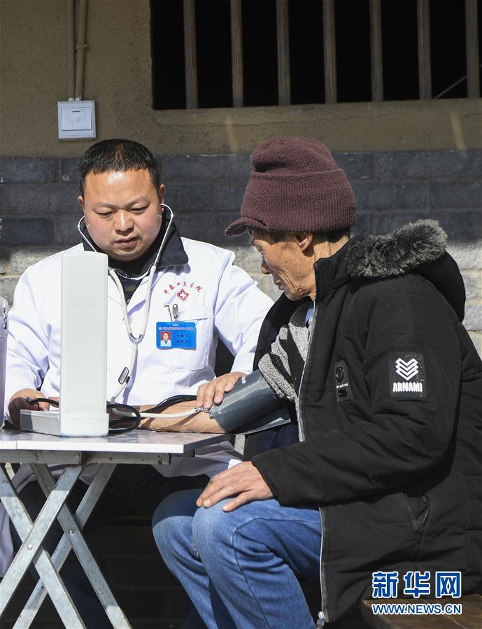 （習(xí)近平的小康故事&middot;新華網(wǎng)&middot;圖文互動(dòng)）（5）&ldquo;真正解決好基層群眾看病難、看病貴問(wèn)題&rdquo;&mdash;&mdash;習(xí)近平和群眾健康的故事