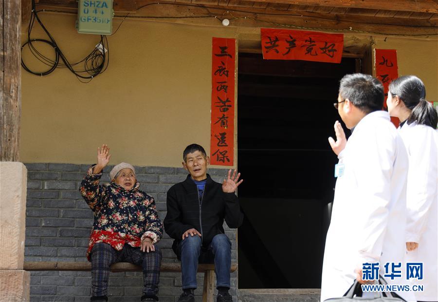 （習(xí)近平的小康故事&middot;新華網(wǎng)&middot;圖文互動(dòng)）（6）&ldquo;真正解決好基層群眾看病難、看病貴問(wèn)題&rdquo;&mdash;&mdash;習(xí)近平和群眾健康的故事