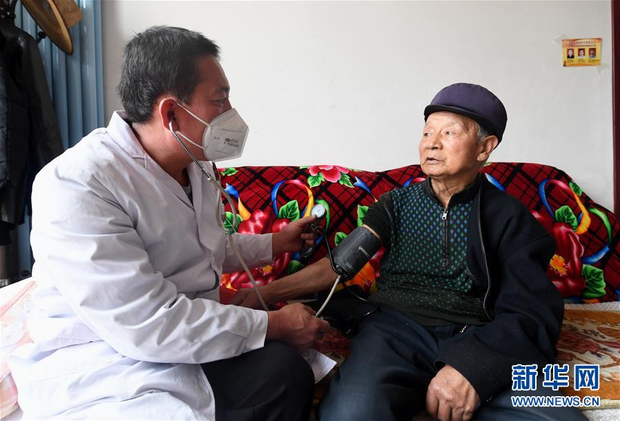 （習(xí)近平的小康故事&middot;新華網(wǎng)&middot;圖文互動(dòng)）（2）&ldquo;真正解決好基層群眾看病難、看病貴問(wèn)題&rdquo;&mdash;&mdash;習(xí)近平和群眾健康的故事