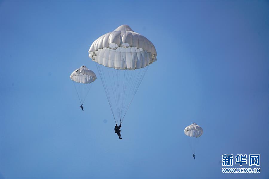 （在習近平強軍思想指引下&middot;我們在戰(zhàn)位報告&middot;圖文互動）（2）朵朵傘花綻放，勝戰(zhàn)精兵天降&mdash;&mdash;空降兵部隊某旅教導員余海龍帶領(lǐng)官兵傳承黃繼光精神記事