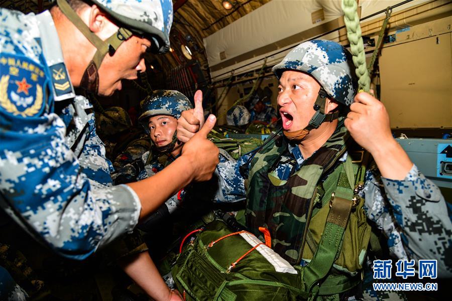 （在習近平強軍思想指引下&middot;我們在戰(zhàn)位報告&middot;圖文互動）（3）朵朵傘花綻放，勝戰(zhàn)精兵天降&mdash;&mdash;空降兵部隊某旅教導員余海龍帶領(lǐng)官兵傳承黃繼光精神記事