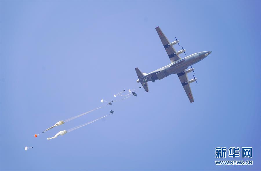 （在習近平強軍思想指引下&middot;我們在戰(zhàn)位報告&middot;圖文互動）（4）朵朵傘花綻放，勝戰(zhàn)精兵天降&mdash;&mdash;空降兵部隊某旅教導員余海龍帶領(lǐng)官兵傳承黃繼光精神記事