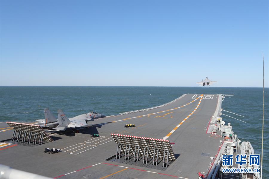 (圖文互動)(1)首批從高中招收的艦載戰(zhàn)斗機(jī)飛行員成功完成航母資質(zhì)認(rèn)證