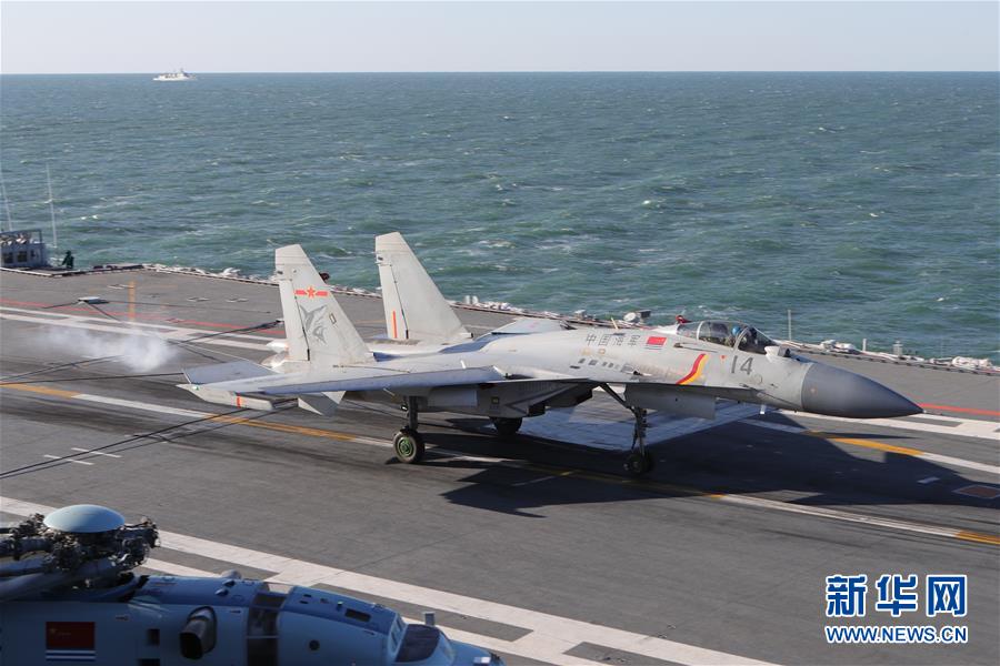 (圖文互動)(2)首批從高中招收的艦載戰(zhàn)斗機(jī)飛行員成功完成航母資質(zhì)認(rèn)證