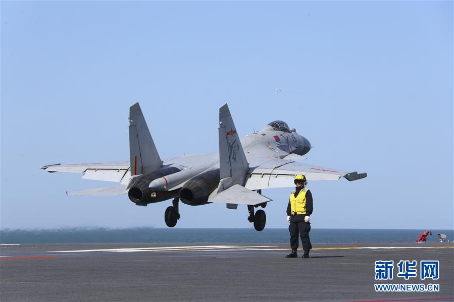 (圖文互動)(3)首批從高中招收的艦載戰(zhàn)斗機(jī)飛行員成功完成航母資質(zhì)認(rèn)證