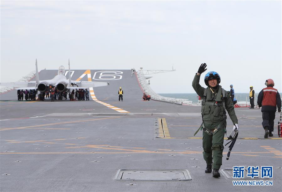 (圖文互動)(8)首批從高中招收的艦載戰(zhàn)斗機(jī)飛行員成功完成航母資質(zhì)認(rèn)證